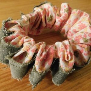 Handmade Vintage floral hair tie scrunchy ♻️